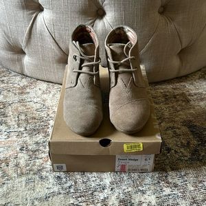 Tom’s Desert Wedge Taupe Suede